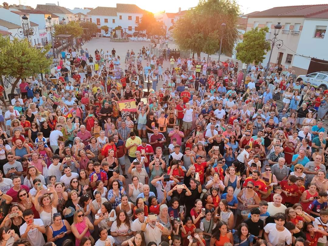 Una multitud llenó la plaza del Ayuntamiento