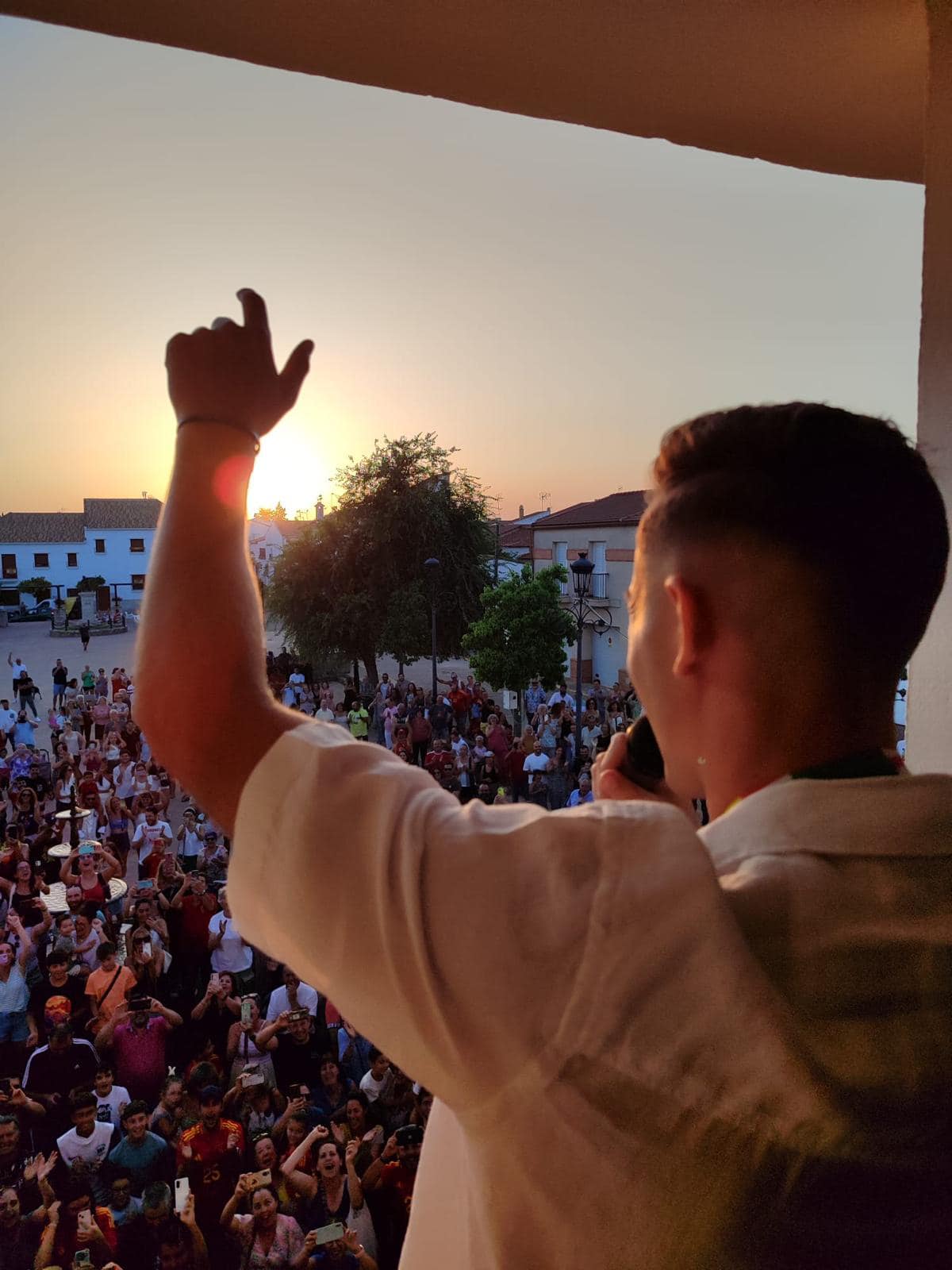 López se dirige a sus paisanos desde el balón del Ayuntamiento