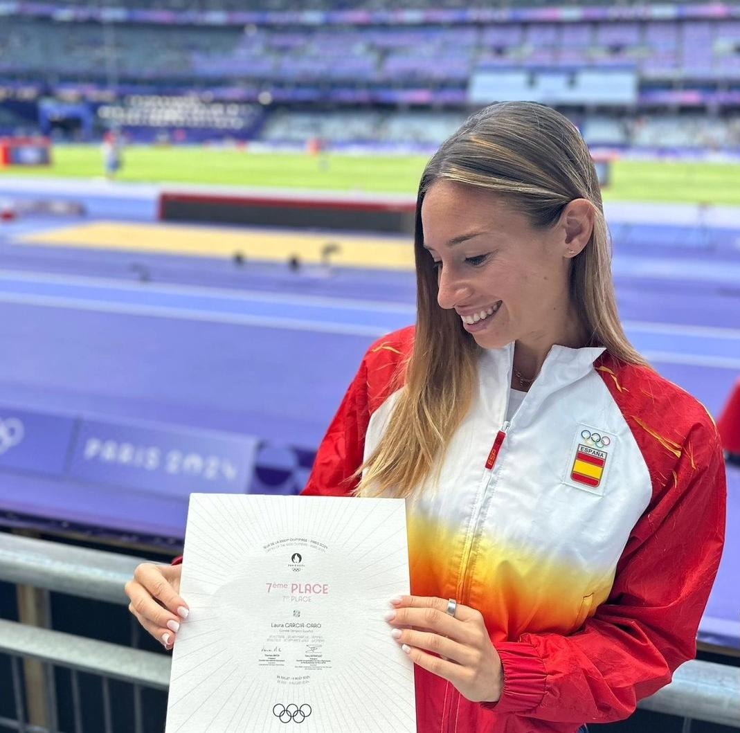 La atleta lepera posa en el Stade de France junto a su diploma olímpico. Fuente: Instagram Laura García - Caro