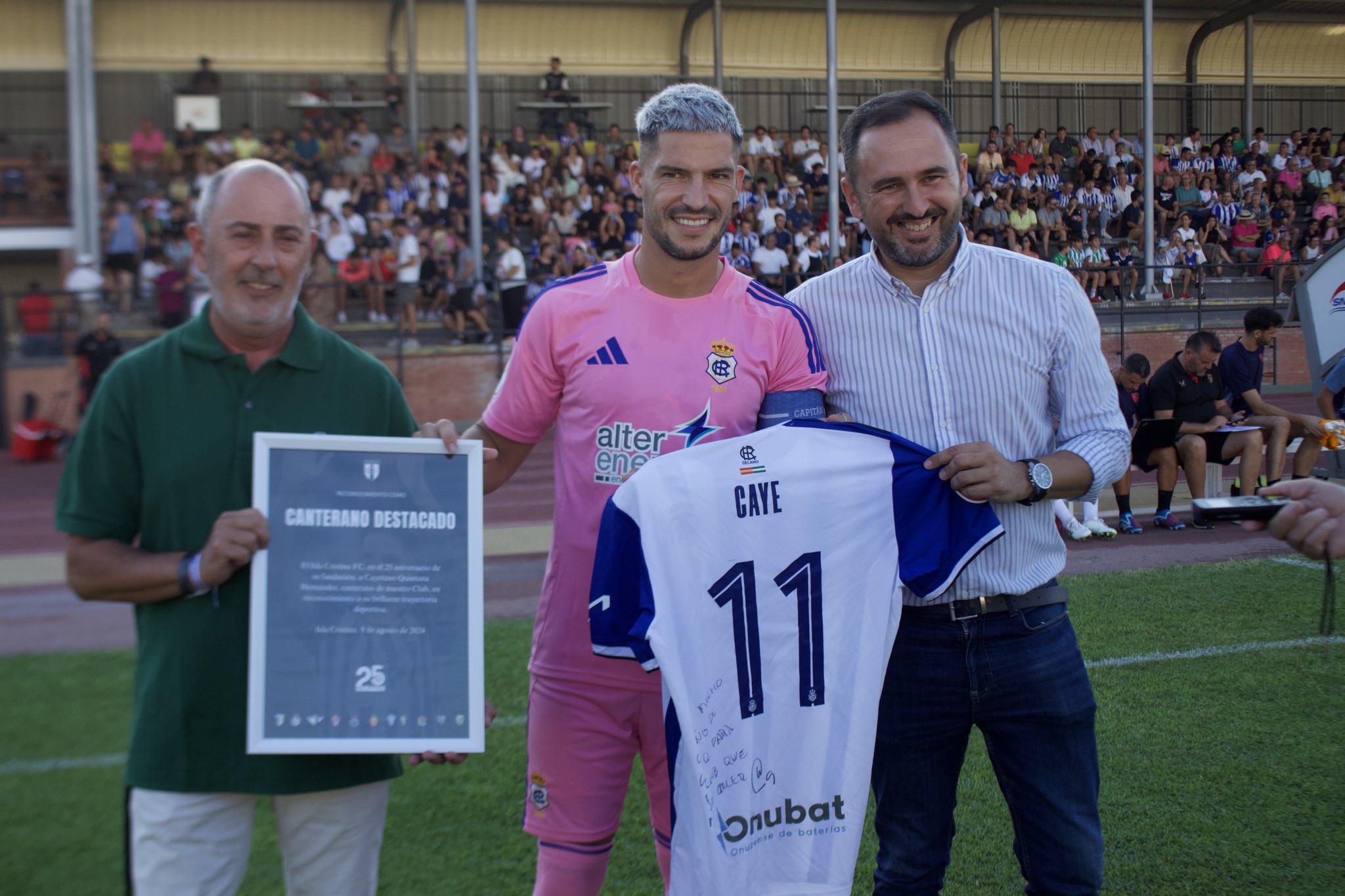 Caye Quintana recibió un homenaje en su Isla Cristina natal antes del partido contra el Sevilla Atlético del pasado viernes 9 de agosto. Fuente: Twitter Recreativo de Huelva