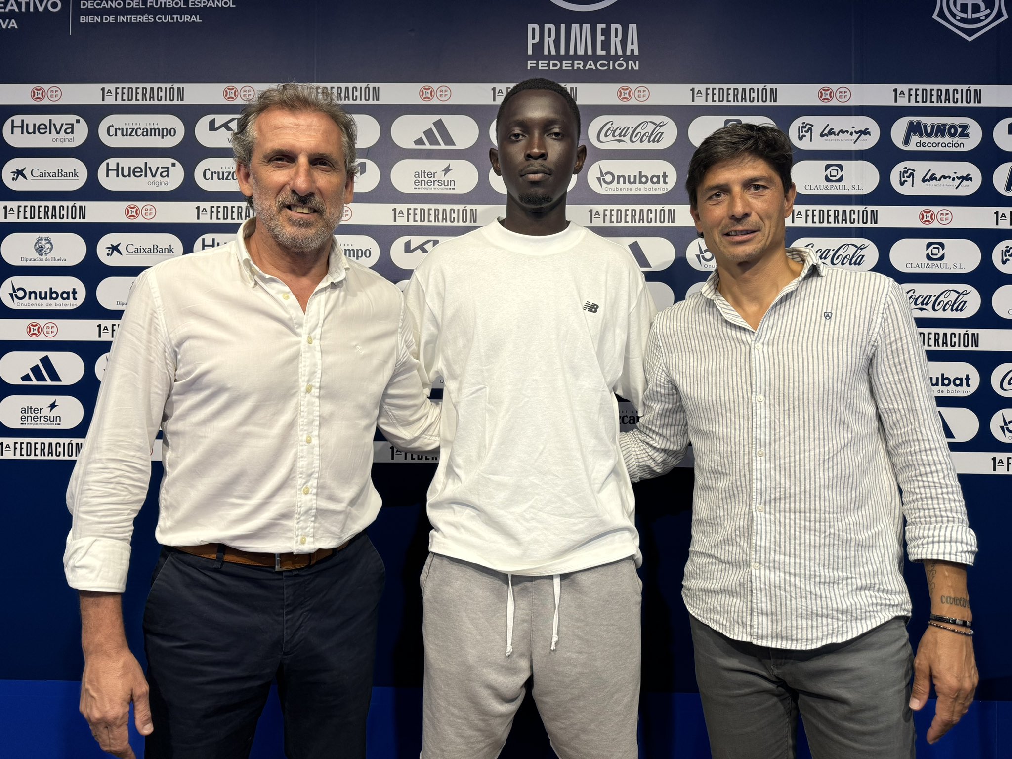 El mediocampista junto al Presidente del Recre, Jesús Vázquez, y el director deportivo, Óscar Arias. Fuente: Twitter Recreativo de Huelva