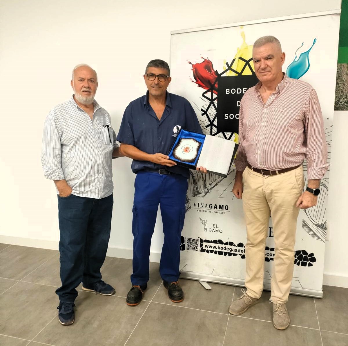 Diego Bort, enólogo de la cooperativa Nuestra Señora del Socorro, recibe obsequio institucional del Subdelegado de Defensa en presencia del presidente de la DOP Condado de Huelva, como recordatorio de la visita girada en el día de ayer.