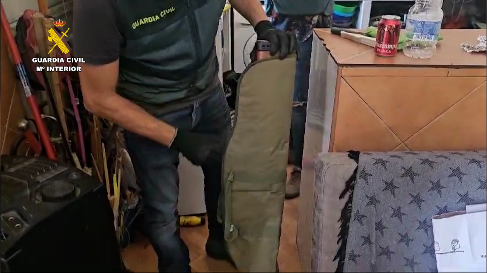 Agente de la Guardia Civil en uno de los registros