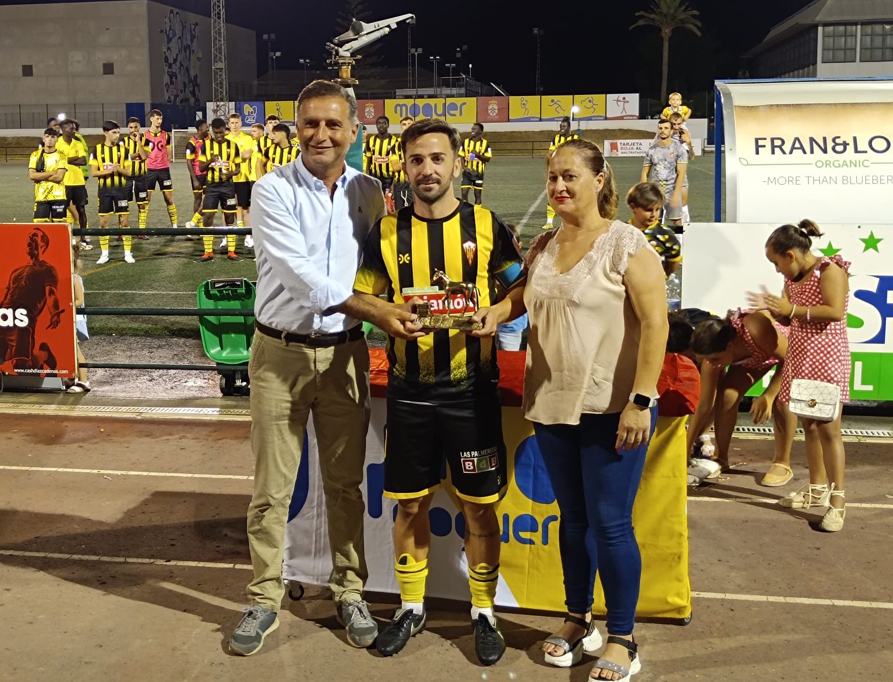 Camacho, capitán del San Roque de Lepe, levanta el Trofeo Platero. Fuente: Twiitter San Roque de Lepe