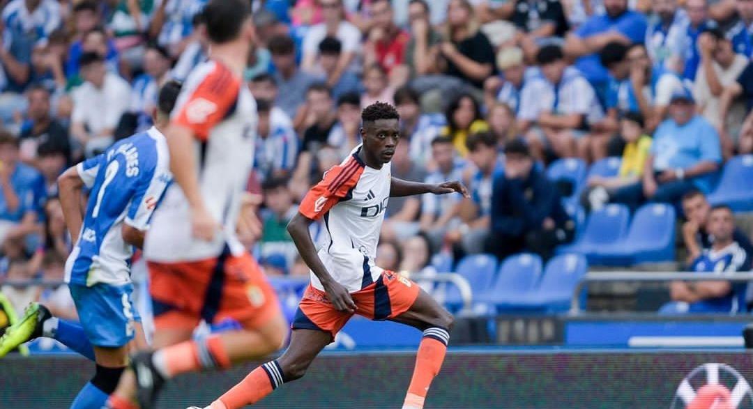 El nigerino sube la banda durante el encuentro liguero. Fuente: Instragram Rahim Alhassane