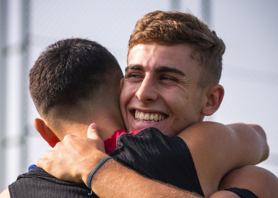 El onubense se saluda con su grana migo y compañero, Pedri González, en su vuelta a los entrenos. Fuente: Instagram de Pedri González
