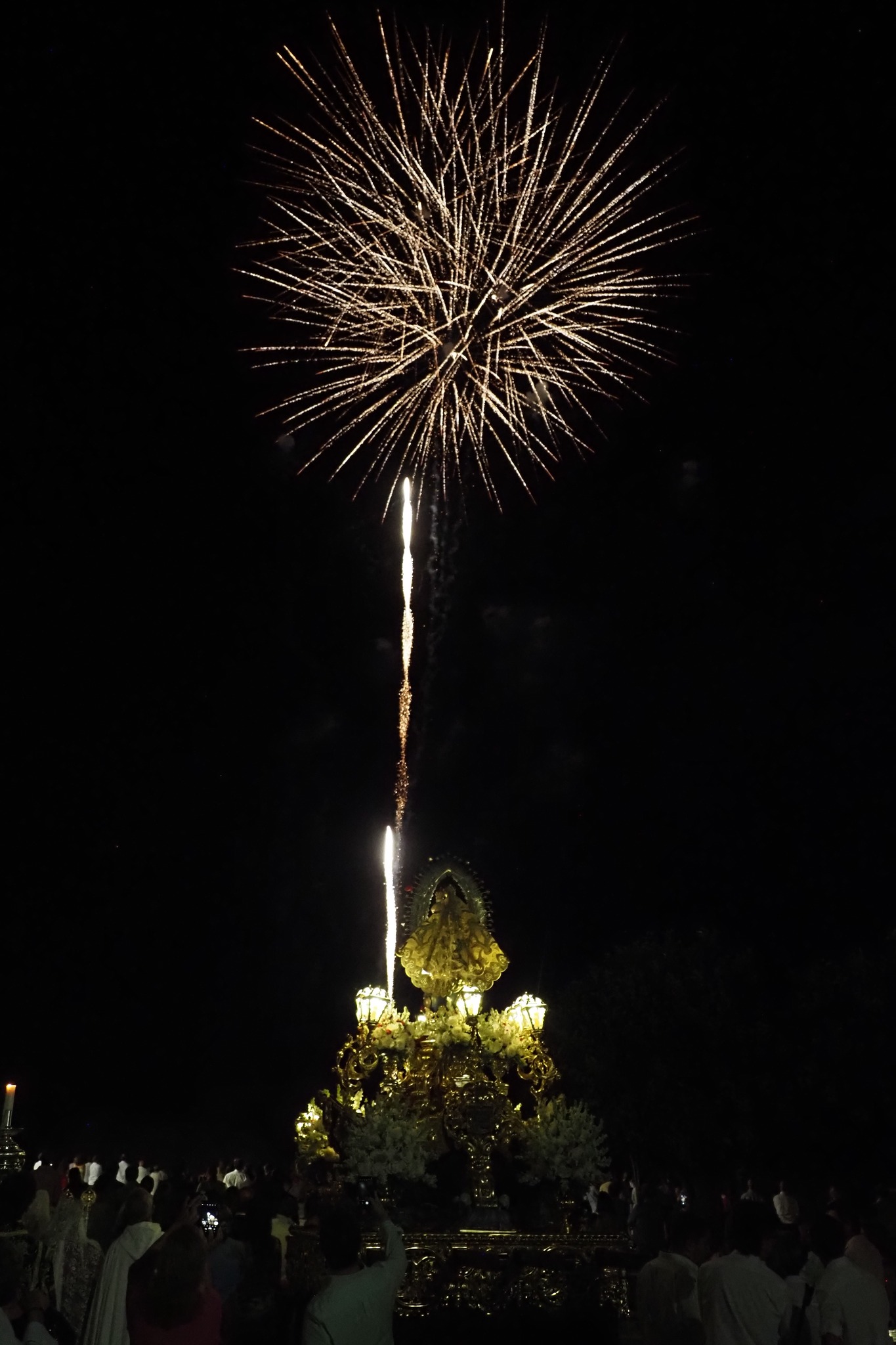 La procesión terminó con un espectáculo pirotécnico. Foto: Ayuntamiento de Palos de la Frontera