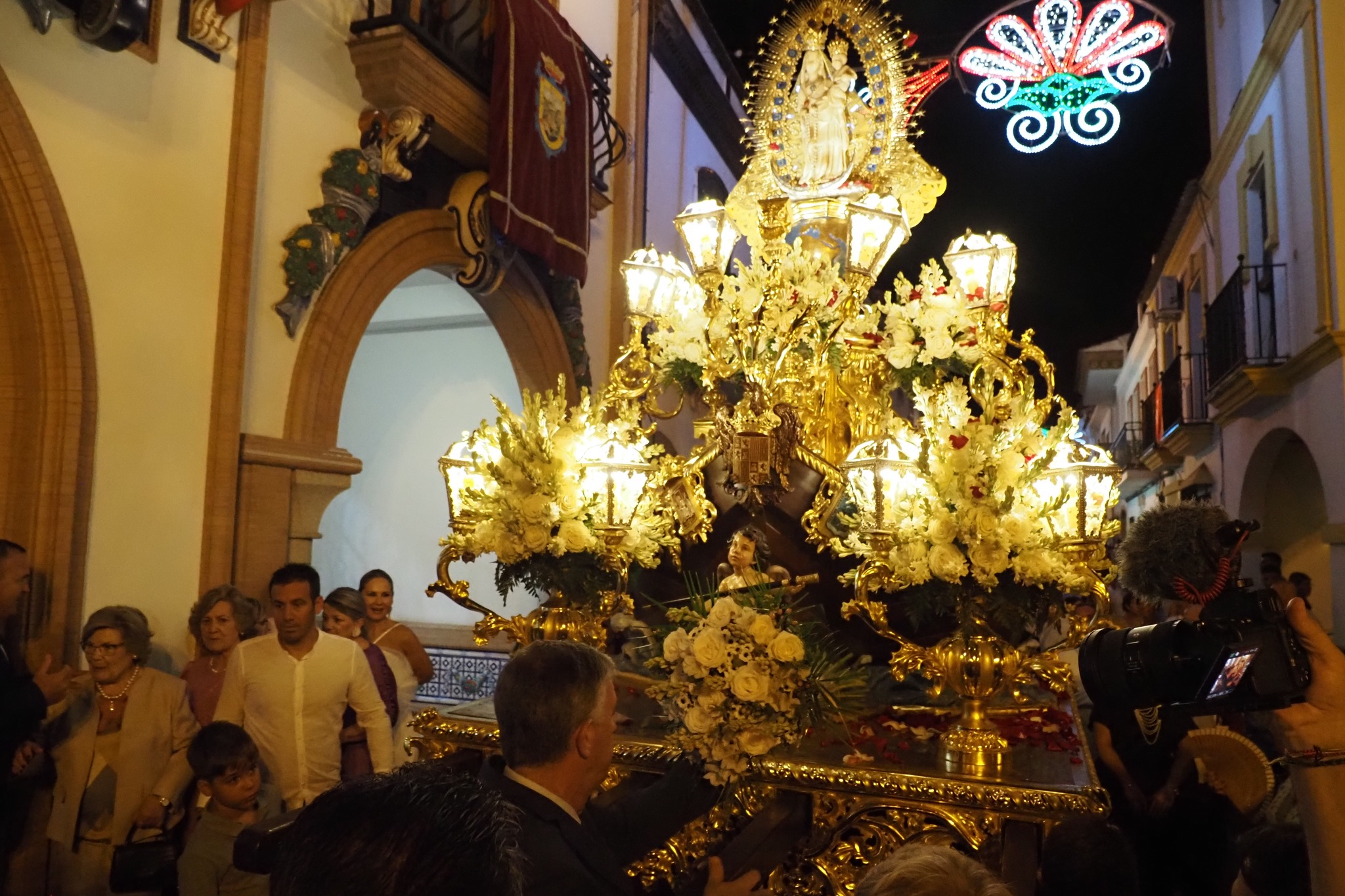 La Virgen de los Milagros en procesión por las calles de su municipio. Foto: Ayuntamiento de Palos de la Frontera