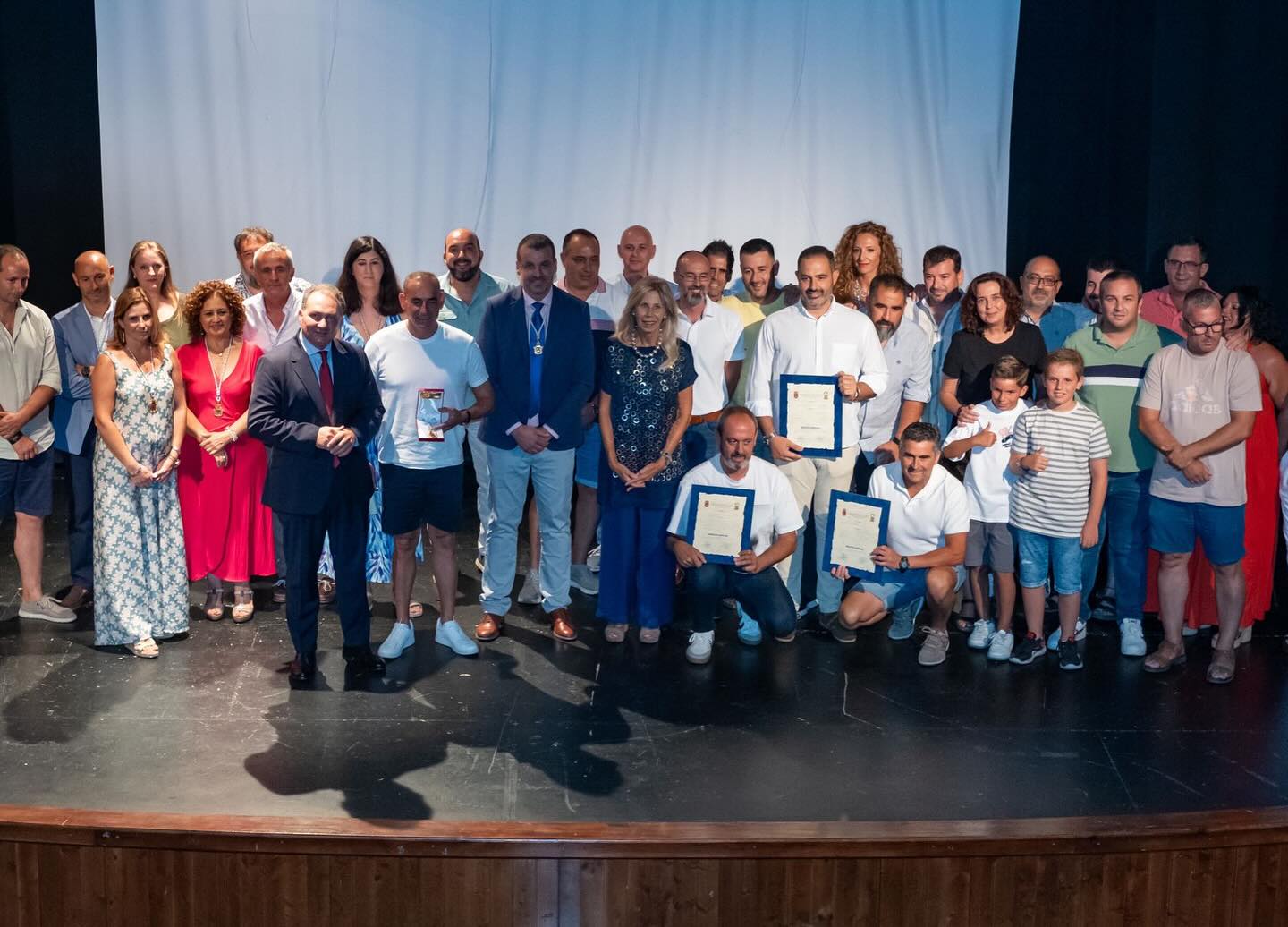Los galardonados en El Campillo posan en foto de familia