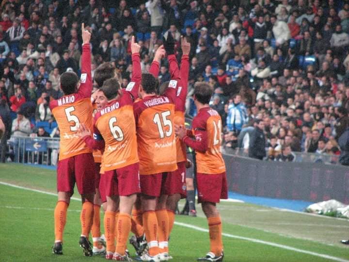 Los jugadores del Recre celebran uno de los goles al cielo por los fallecidos en aquel fatal accidente durante el histórico 0 - 3 en el Bernabéu en la 2006 - 07. Fuente: Twitter Recreativo de Huelva