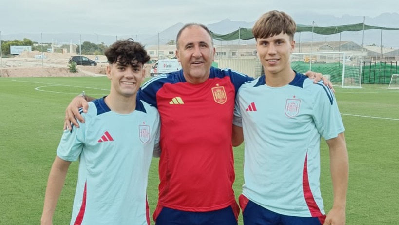 Iván Corralejo, Nicolás Sainz y Davinchi en la concentración de la sub18. Fuente: Twitter Fútbol Onubense