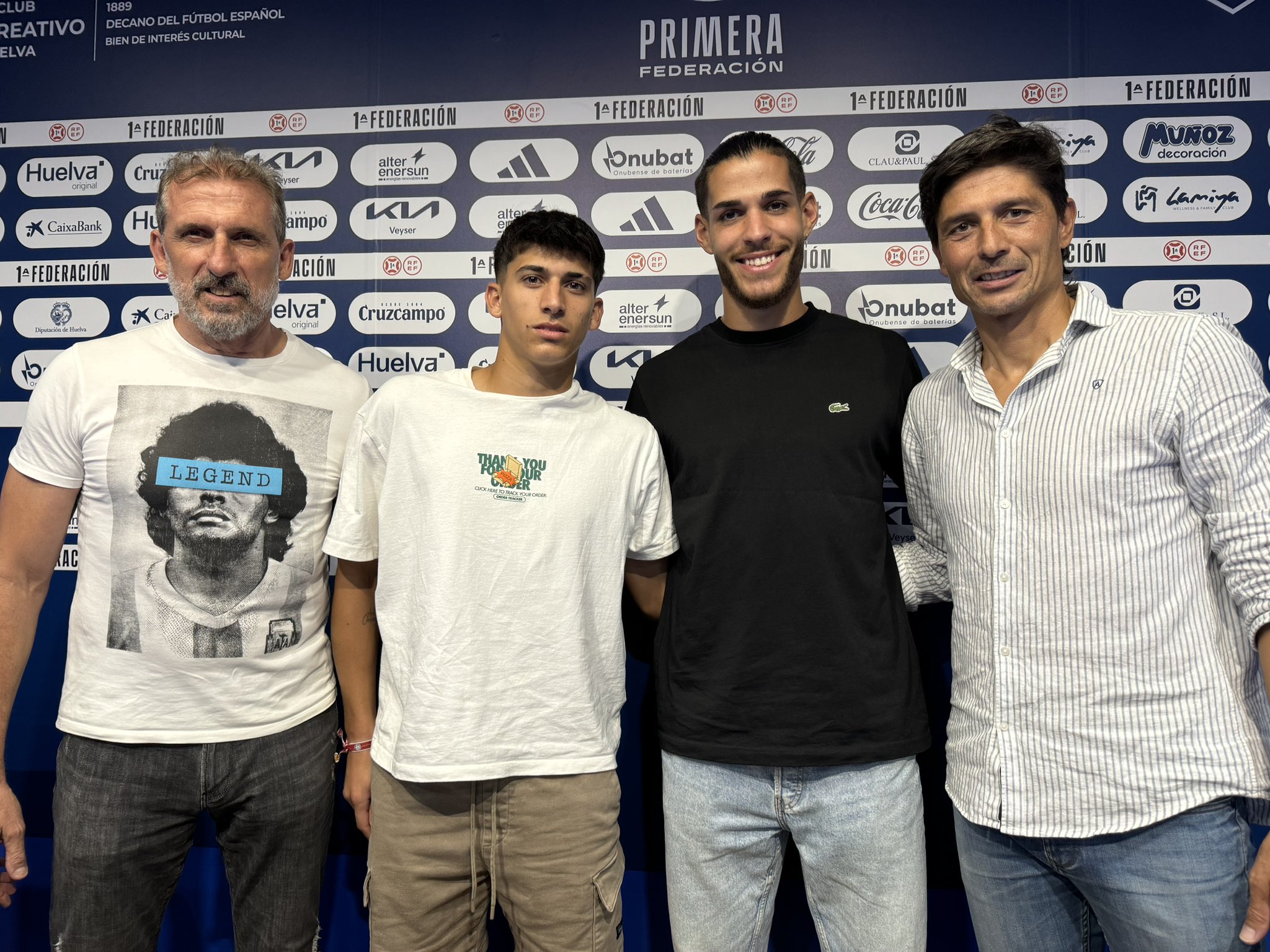 Romero y Becken en la sala de prensa del Decano con Jesús Vázquez y Óscar Arias. Fuente: Twitter Recreativo de Huelva