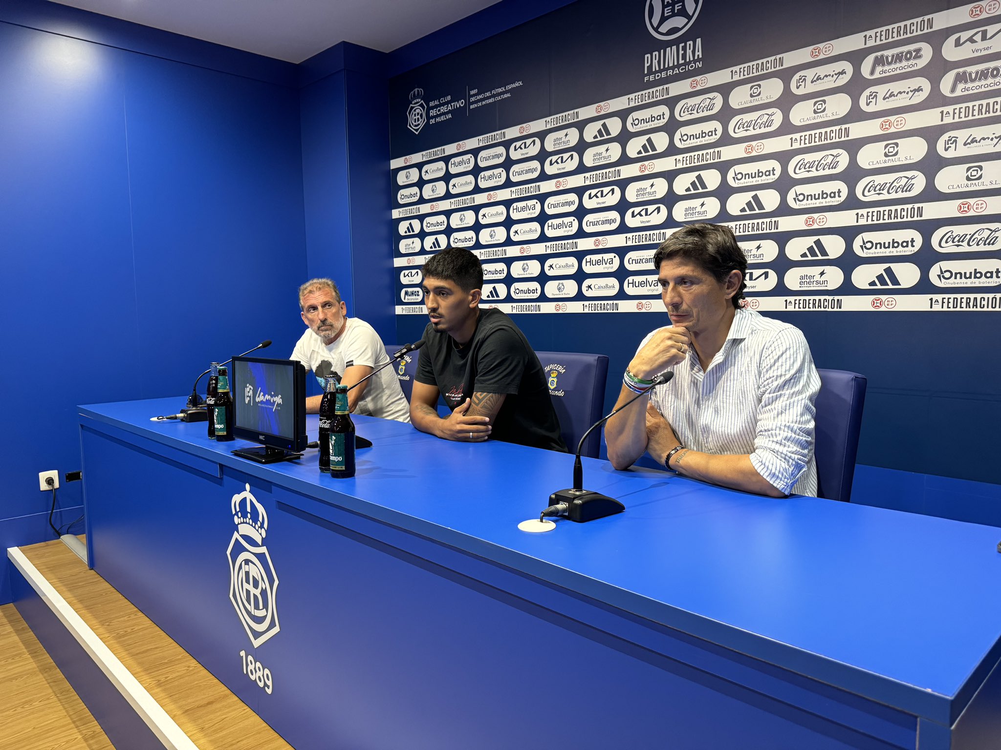 El alicantino habló ante los medios en rueda de prensa. Fuente: Twitter Recreativo de Huelva
