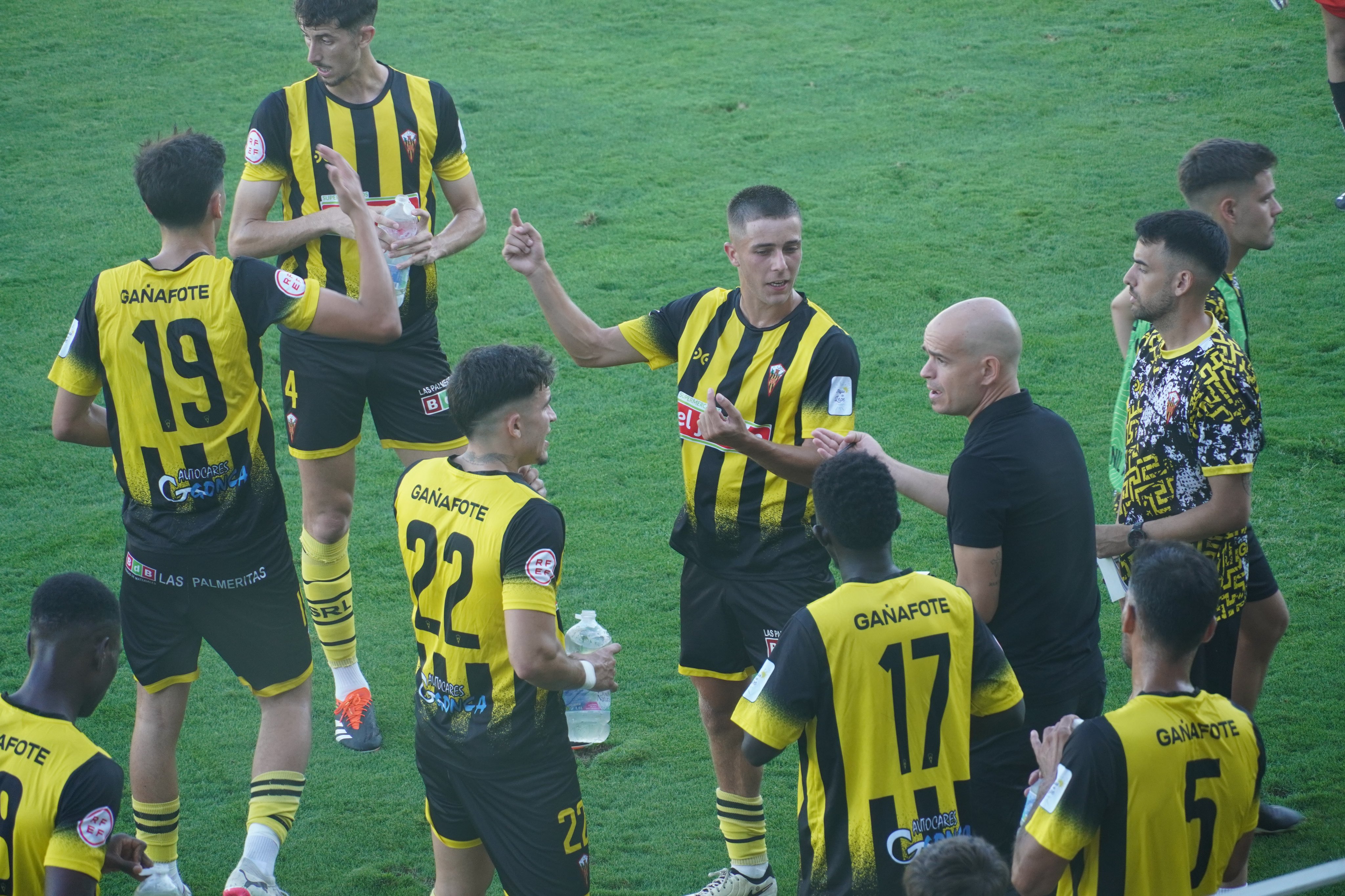 Luismi Patiño da instrucciones a sus jugadores en un choque de la pretemporada. Fuente: Twitter San Roque de Lepe