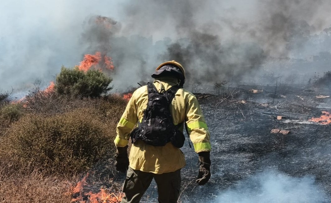 Bombero del Plan Infoca en un incendio