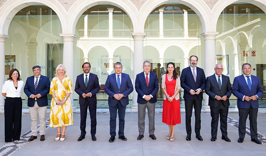 El consejero de la Presidencia, Interior, Diálogo Social y Simplificación Administrativa, Antonio Sanz, en Granada, tras la reunión con los delegados provinciales de la Junta.