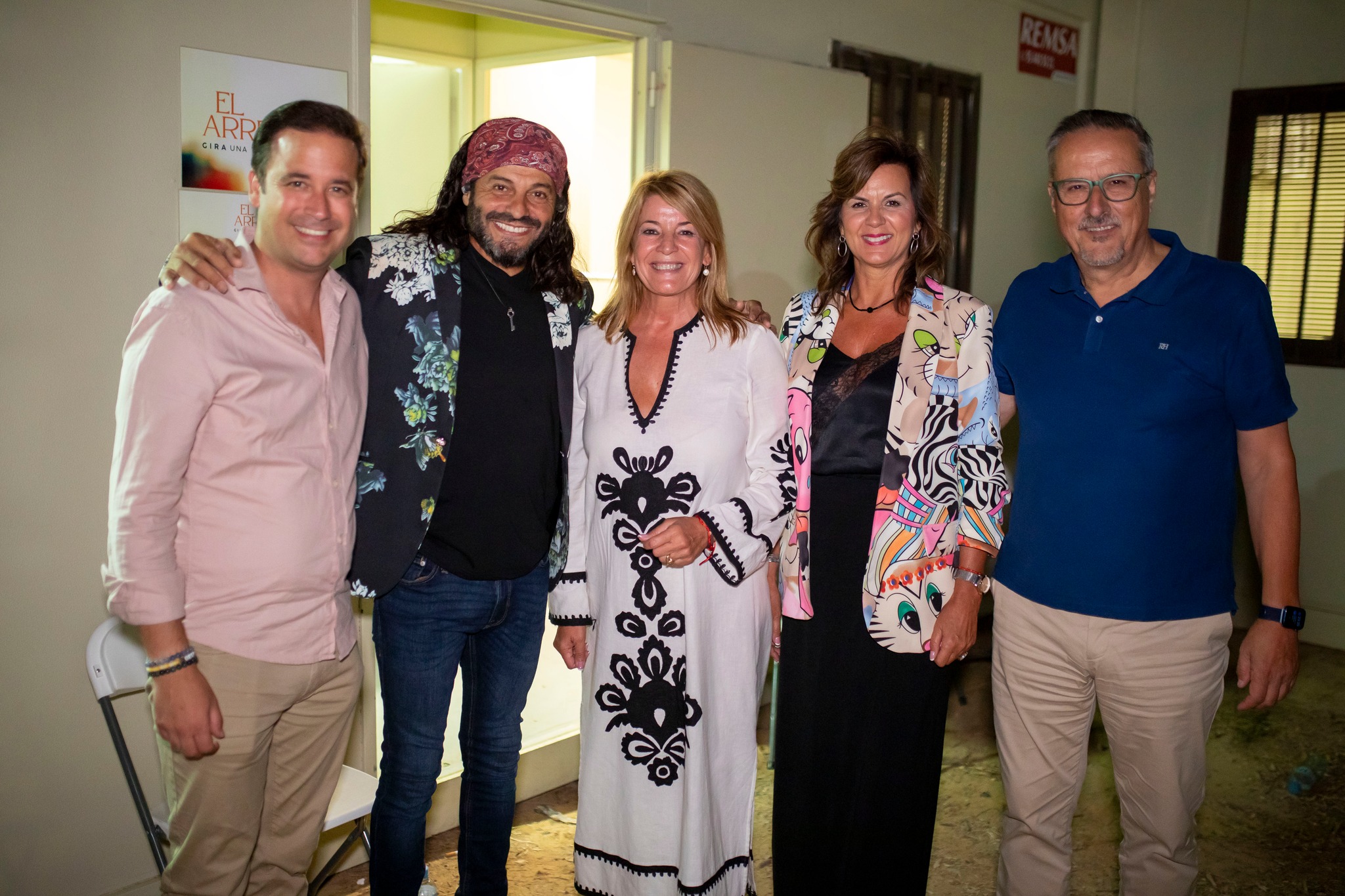 La alcaldesa y El Arrebato con varios concejales