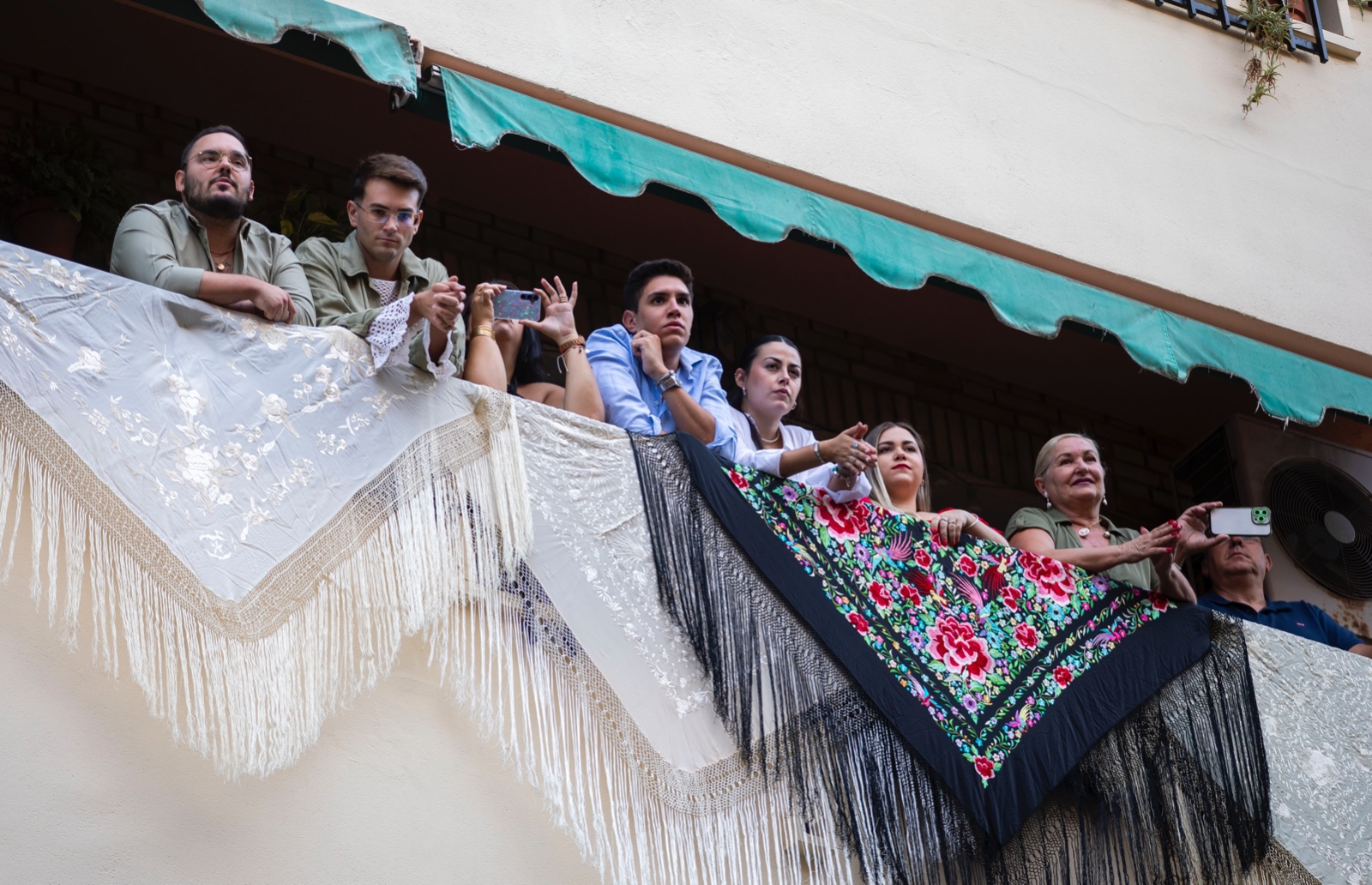 Desde los balcones contemplan a la Cinta