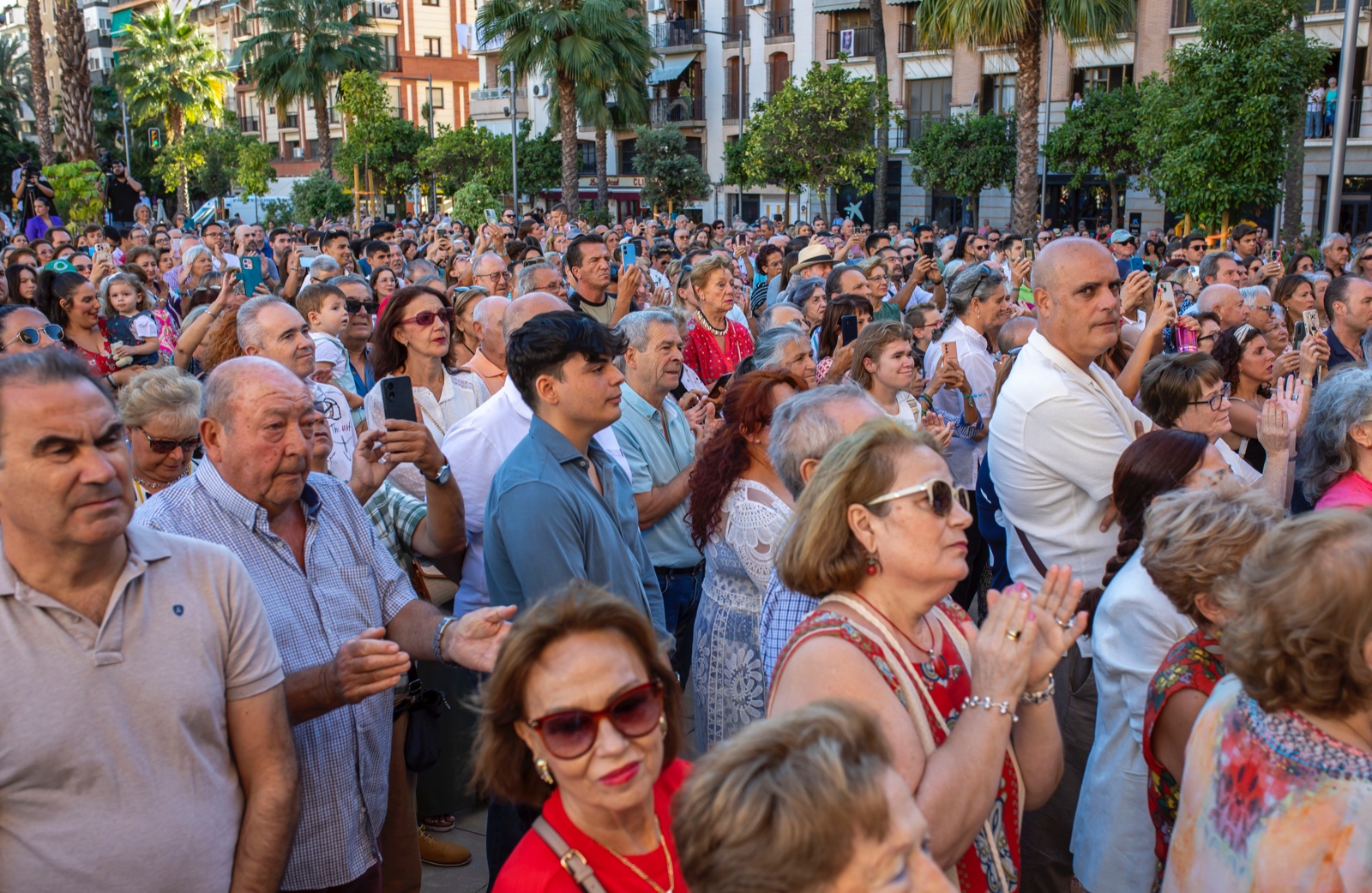 La multitud sigue a la Cinta