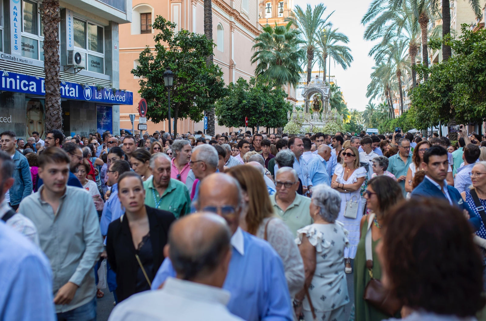 Las calles empequeñecen al paso de la Cinta
