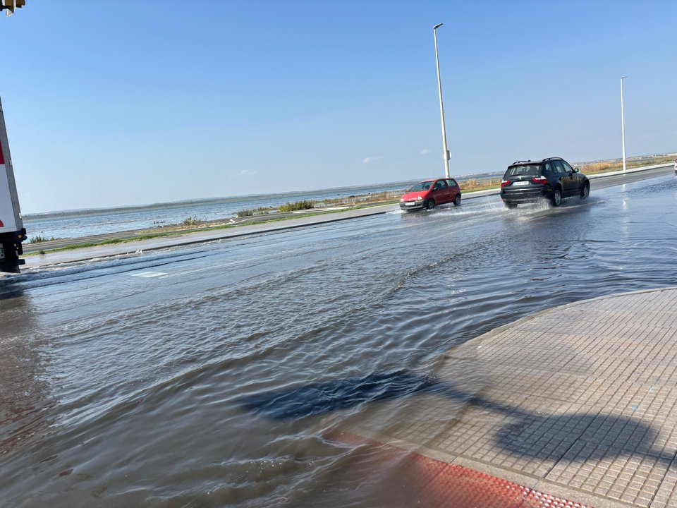 El agua invadió ayer el Paseo Marítimo de Huelva. Foto: C. B.