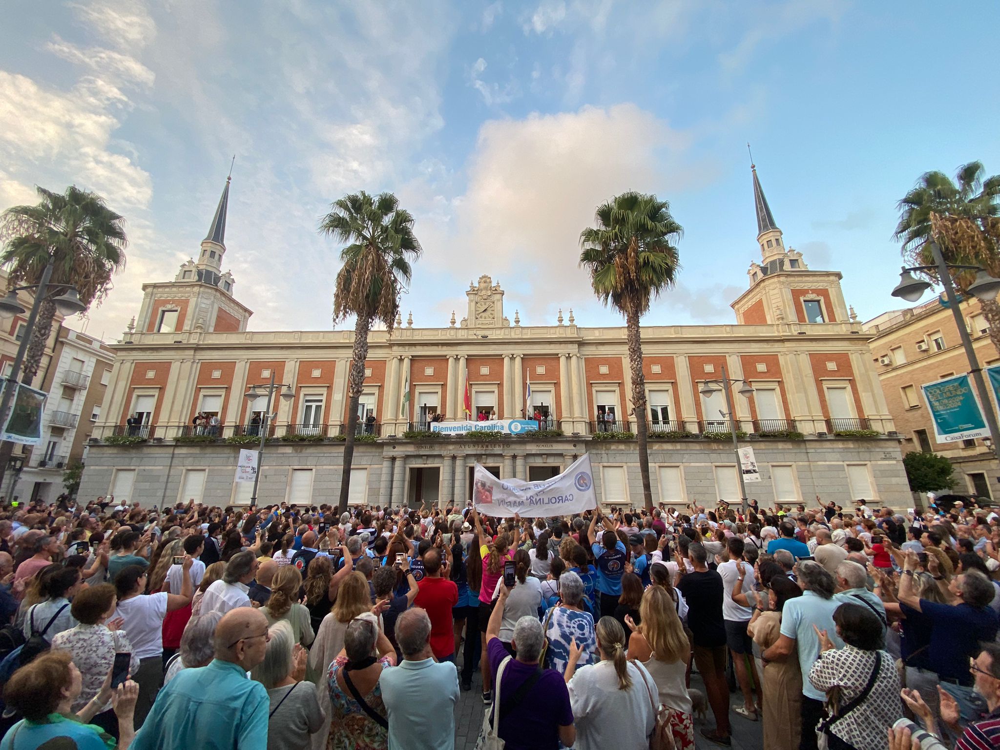 Cientos de personas a las puertas del Ayuntamiento reciben a Carolina Marín