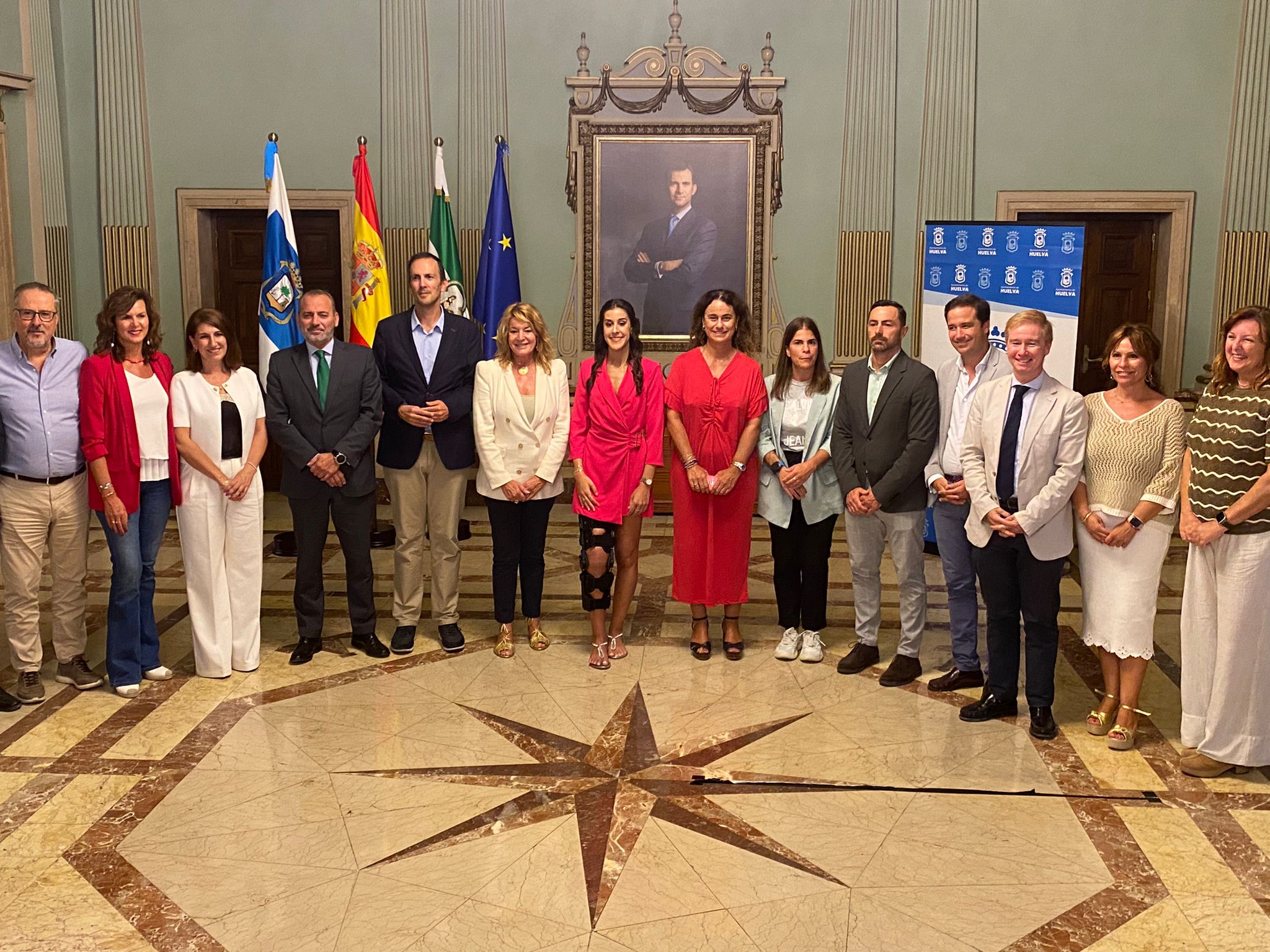Carolina Marín posa con la alcaldesa y otras autoridades
