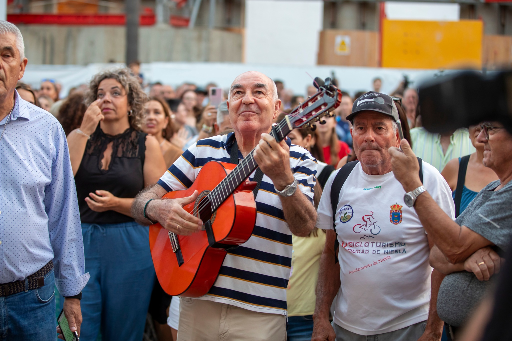 Los onubenses incluso le cantan a Carolina Marín