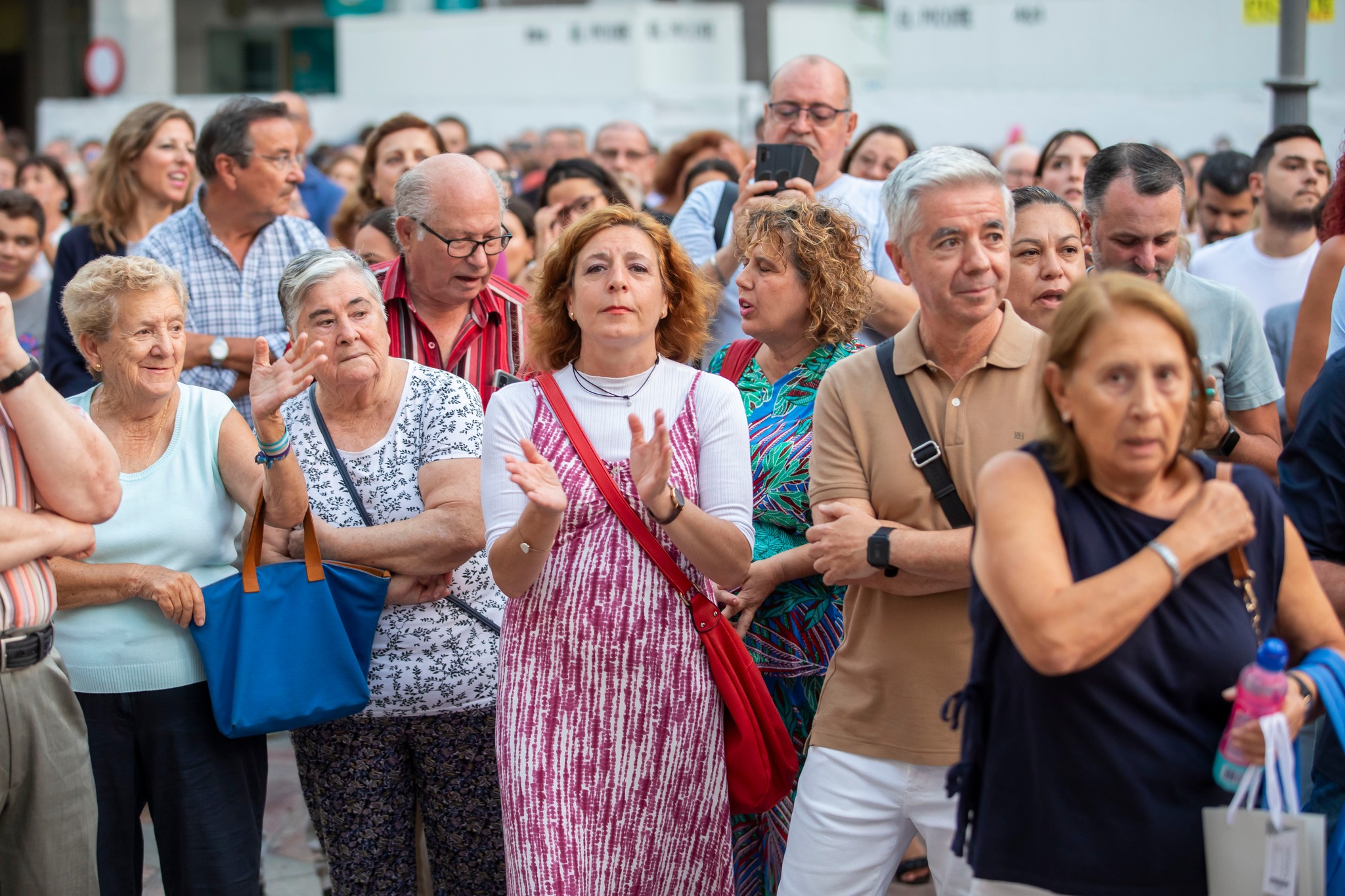 Cientos de onubenses a las puertas del Consistorio onubense