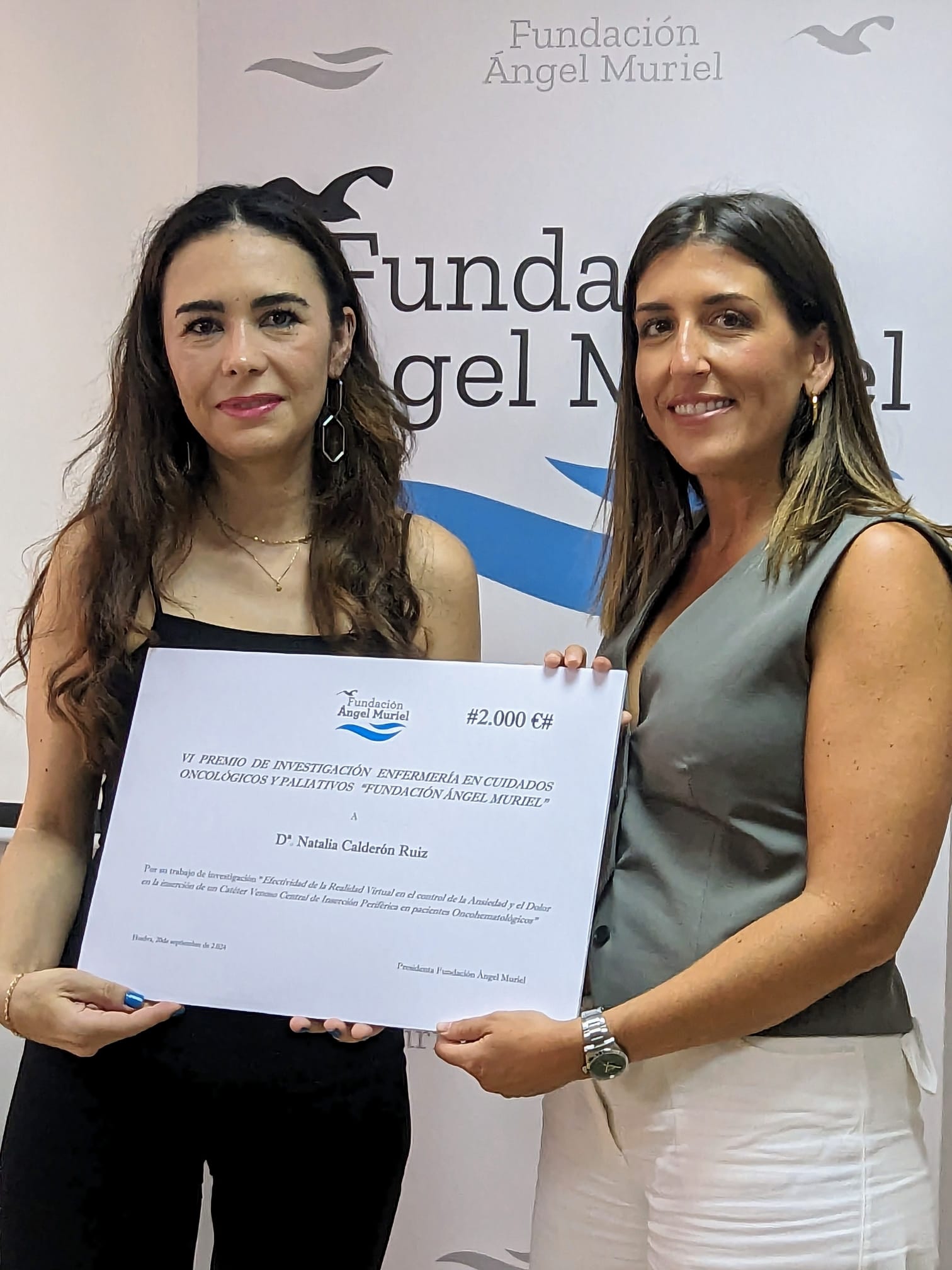 Cheque Ganadora con vocal patronato Fundación