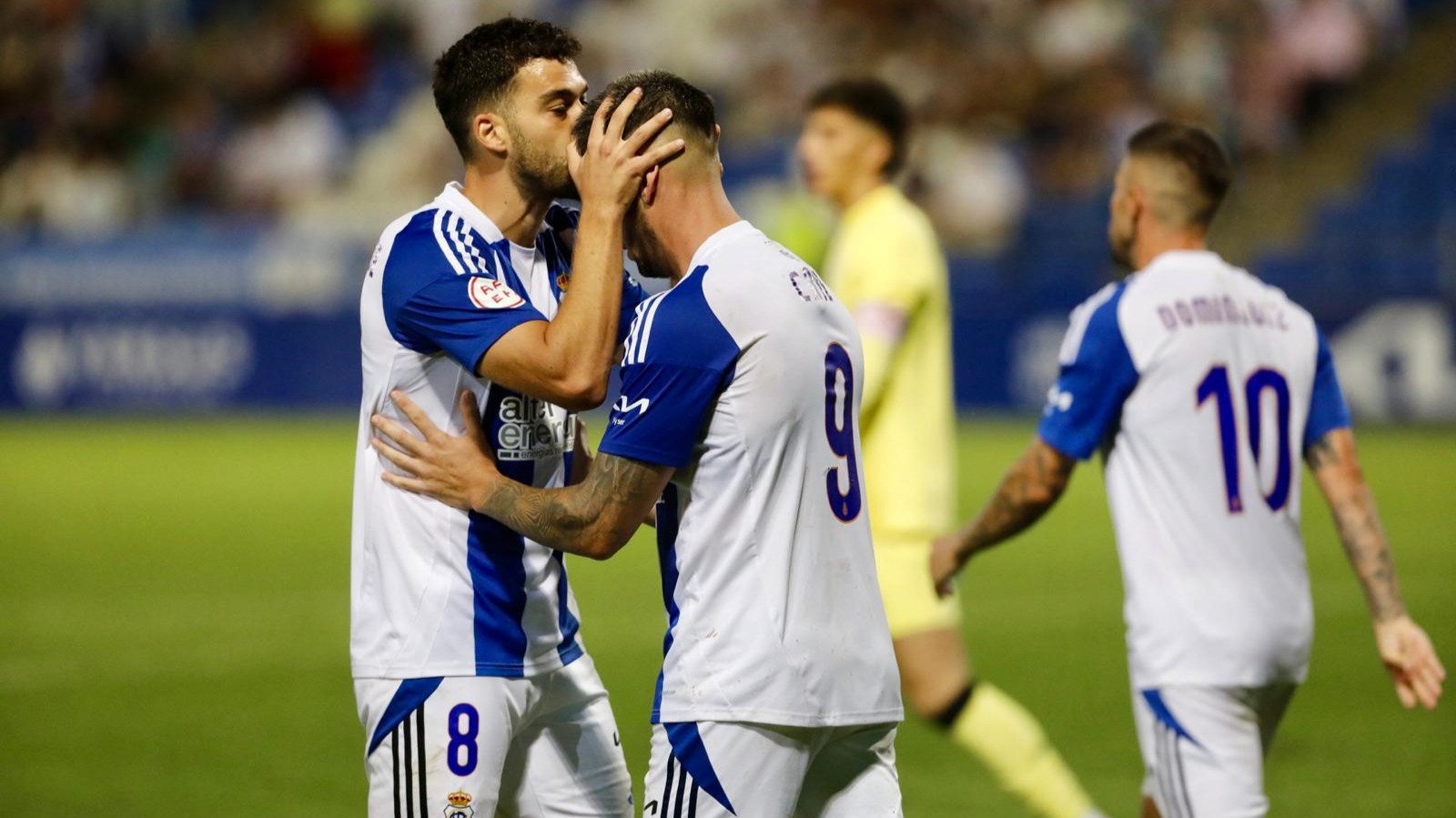 Luis Alcalde celebra junto a Caye Quintana el gol del nueve el pasado viernes frente al Sevilla Atlético. Fuente: Alberto Díaz