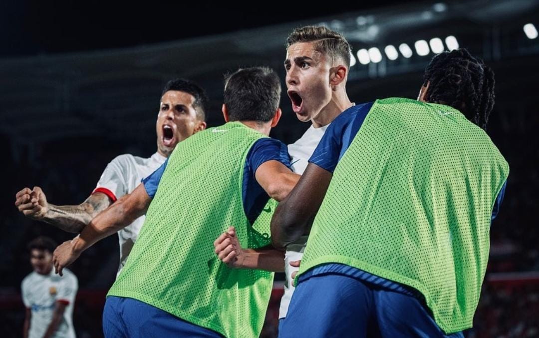 El campillero celebra su primer gol oficial con el FC Barcelona durante el empate contra el RCD Mallorca del pasado curso. Fuente: Twitter Fermín López