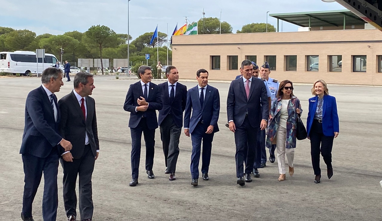 Moreno y Sánchez llegan acompañados de Robles