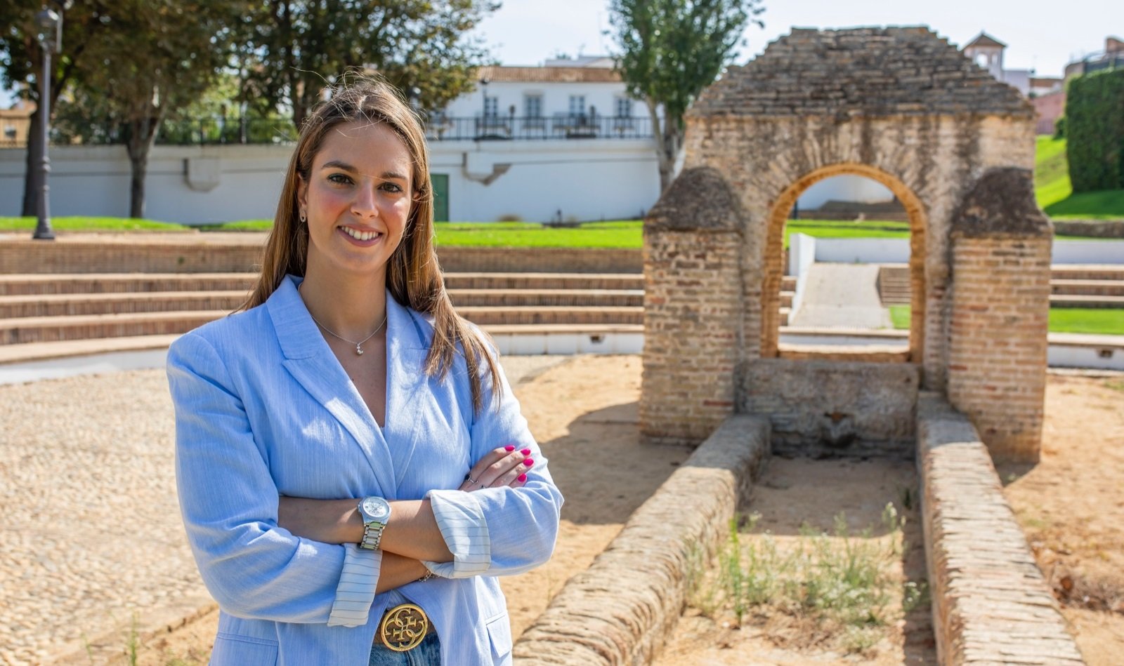 Milagros Romero junto a La Fontanilla. Fuente: Alberto Díaz