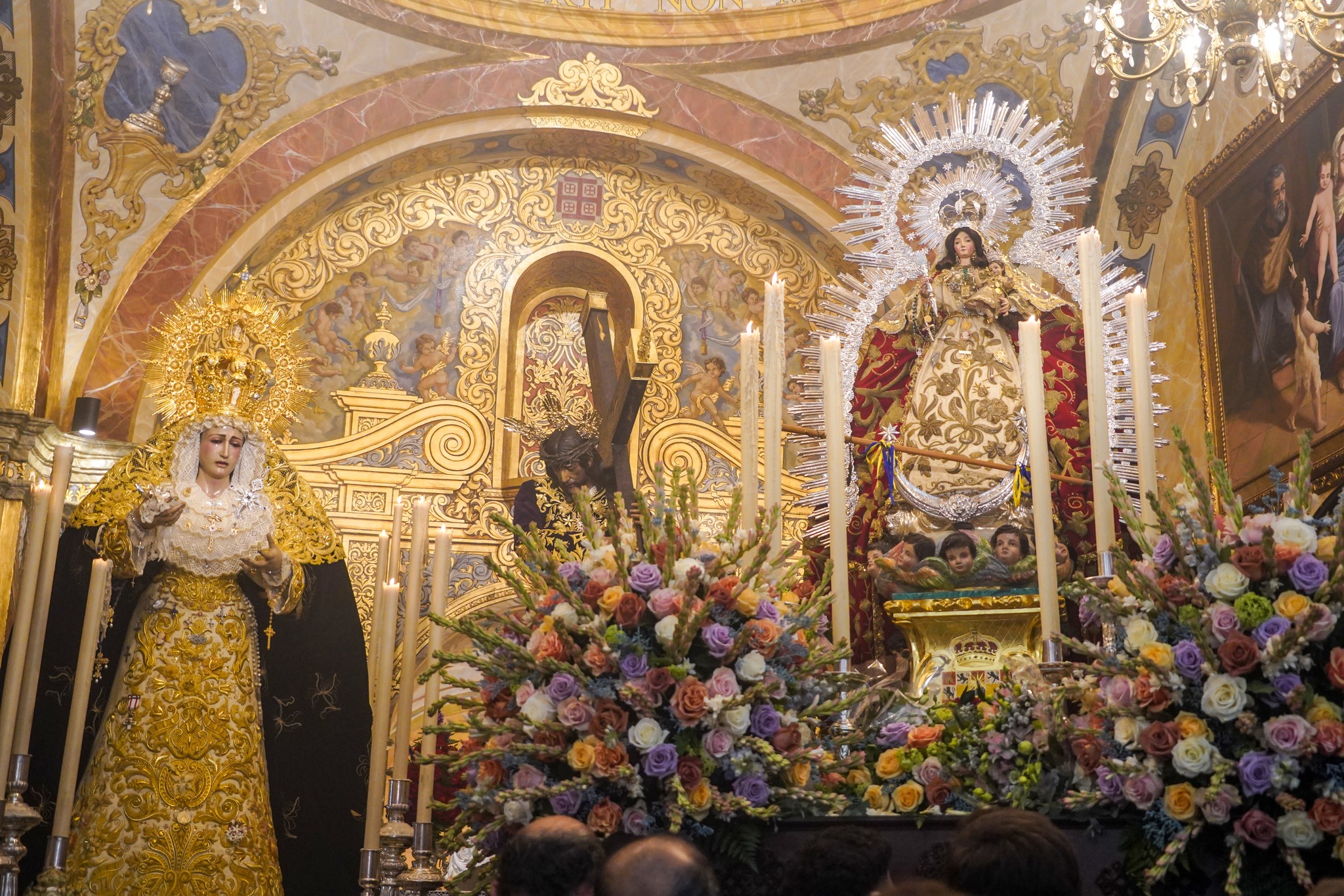 La Virgen preside ya el altar de la capilla de San Sebastián