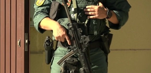 Un agente de la Guardia Civil en un operativo contra el narcotráfico