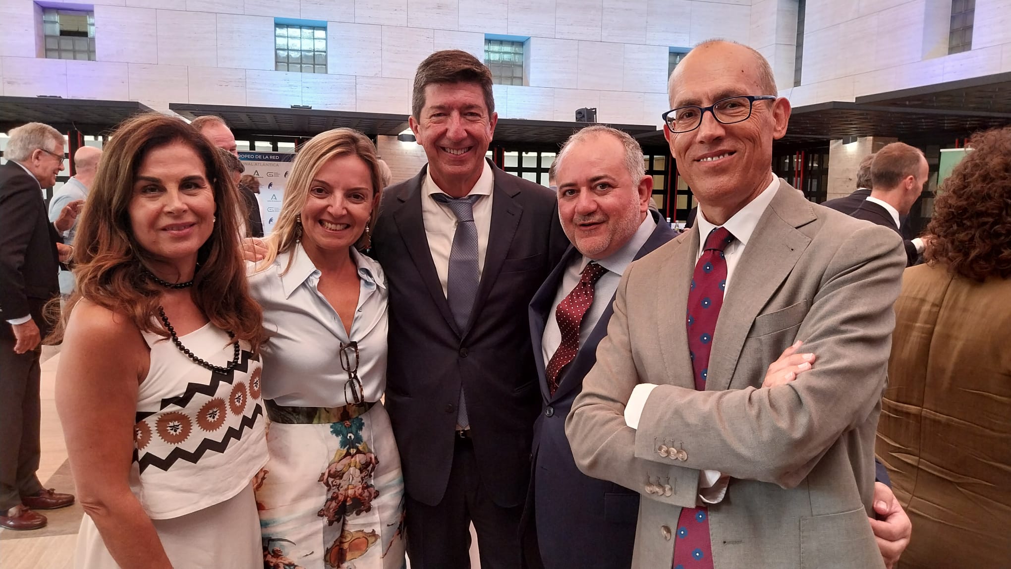 Juan Marín posa con periodistas y otras invitadas al foro
