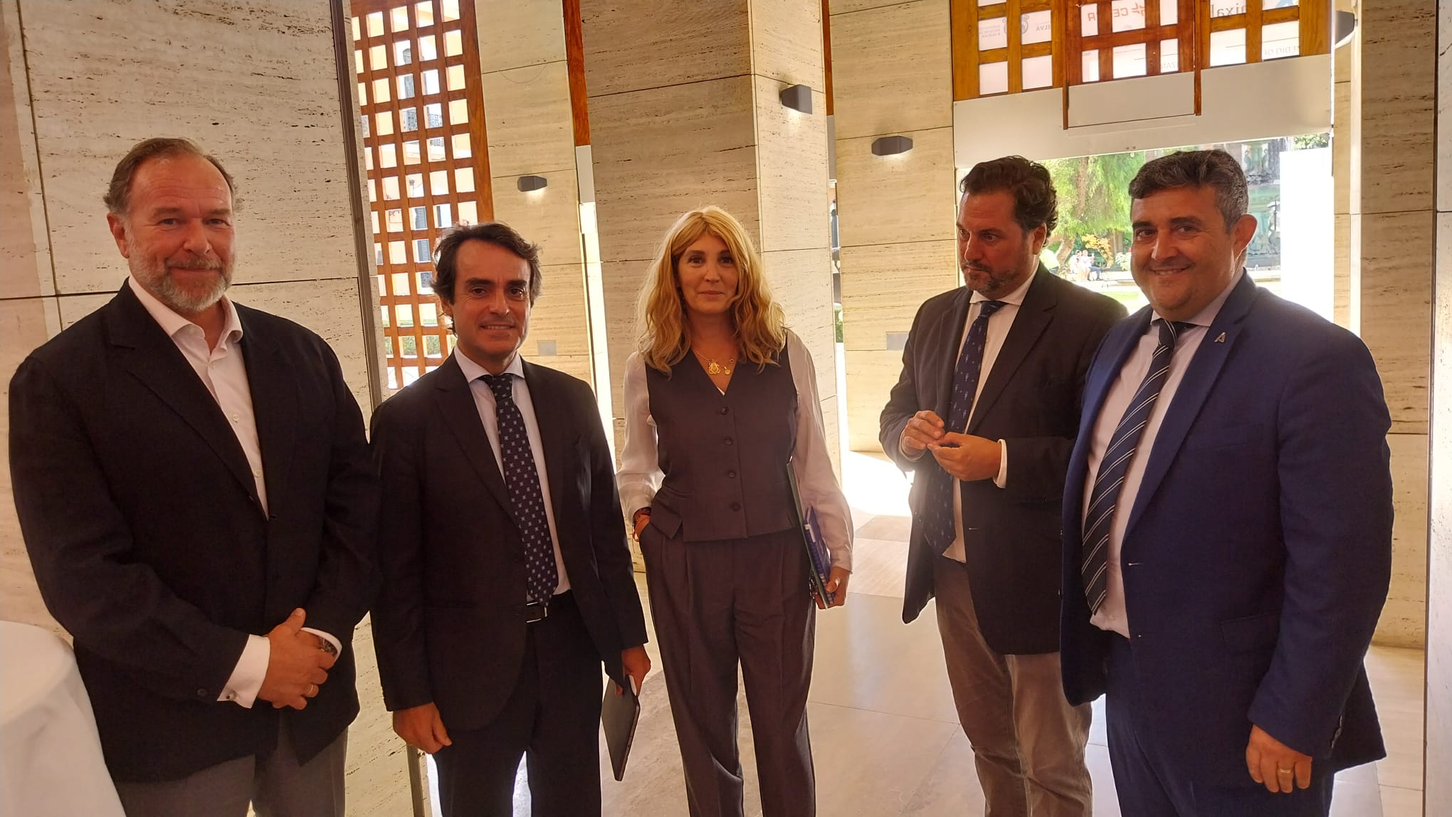 Representantes de la FOE y la Junta