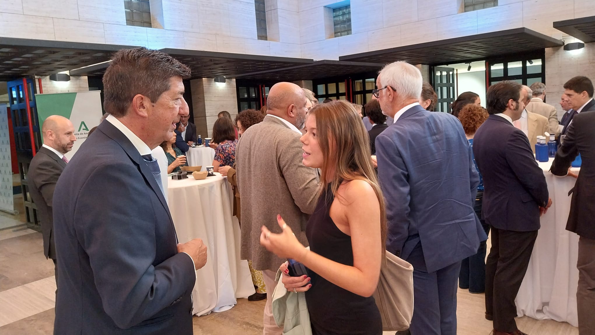 Marín conversa con una invitada