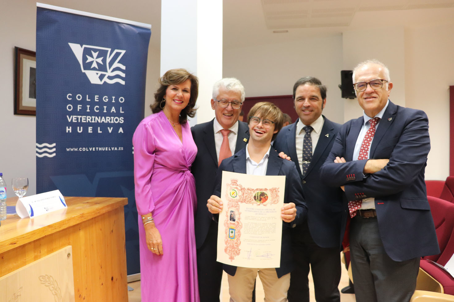 Representantes institucionales con el Colegiado de Honor, Nicolás Castaño.