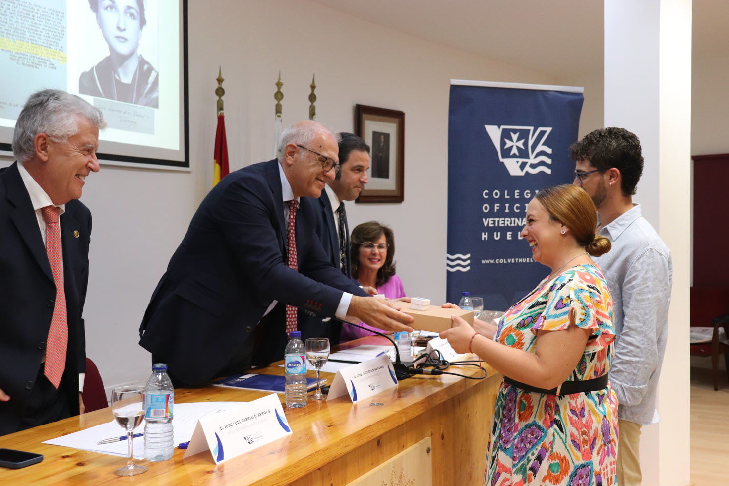 Nuevos veterinarios y veterinarias reciben la acogida de la corporación colegial.