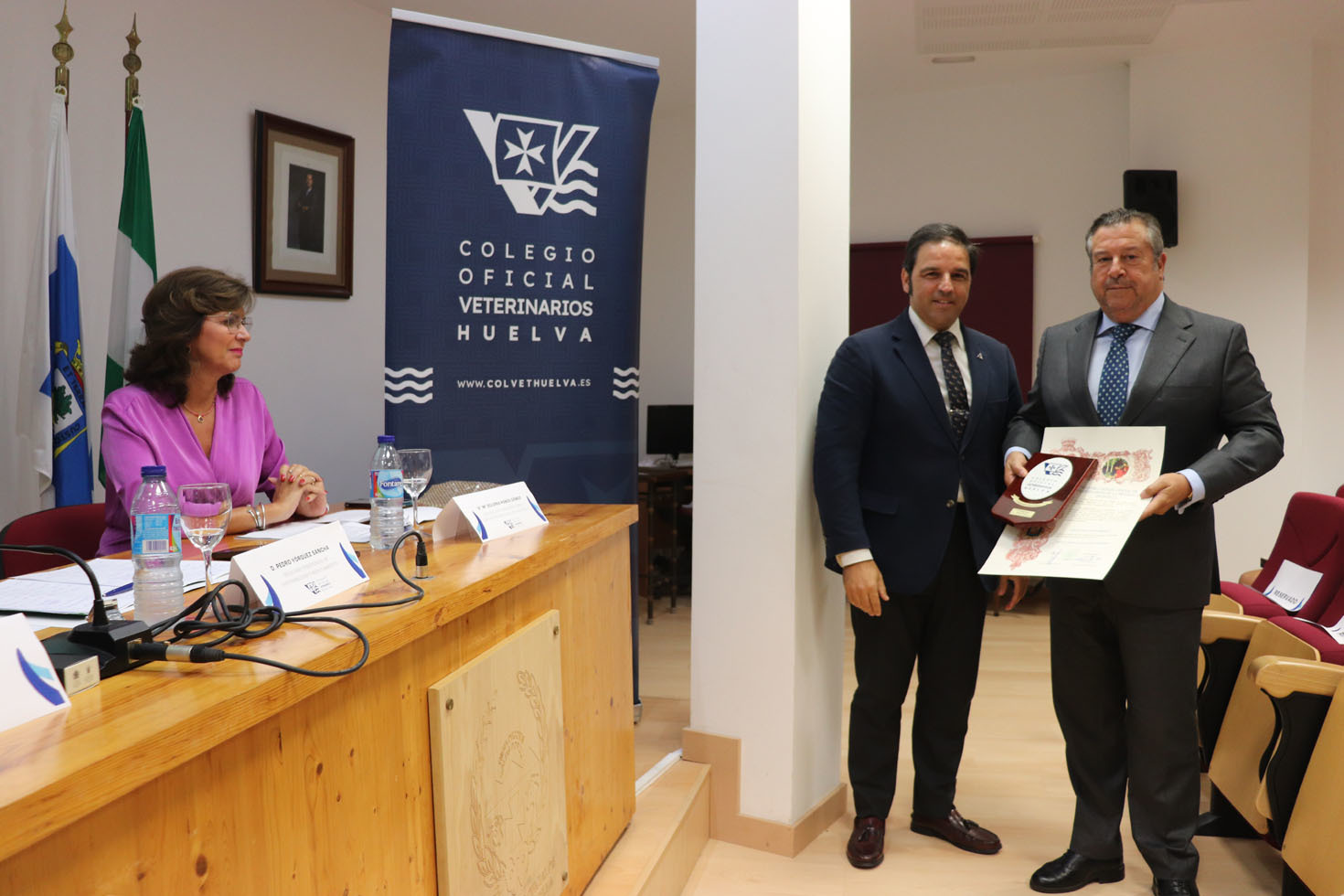 Alfredo Juan Martín recibe el reconocimiento a su carrera del delegado de la Junta.