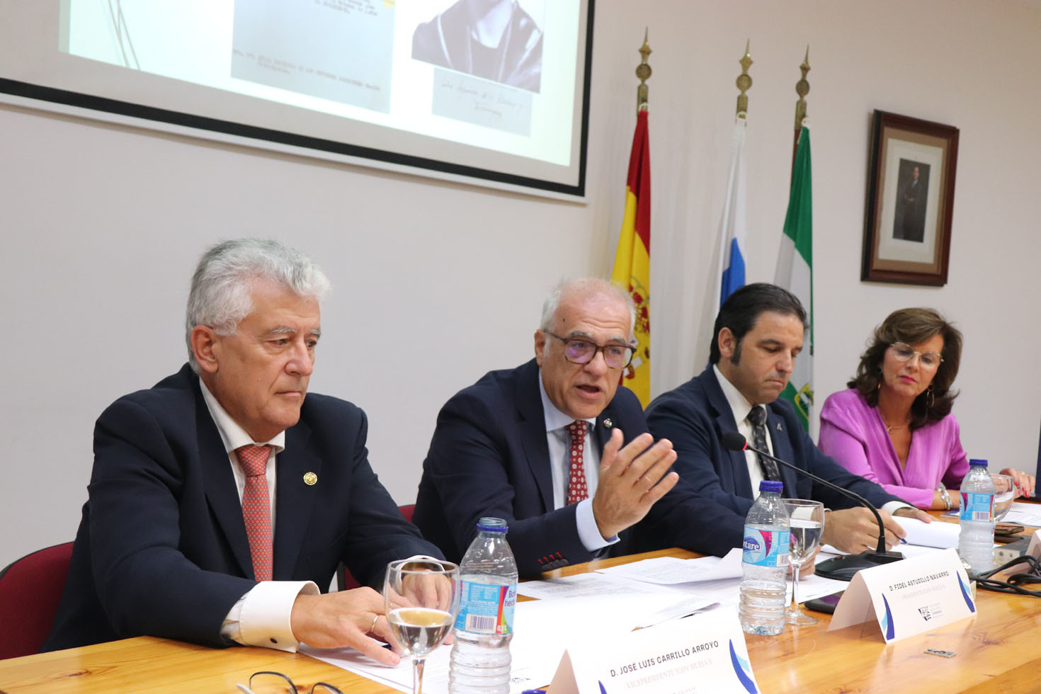 Mesa presidencial con representantes del Colvet, Ayto. Huelva y Junta de Andalucía