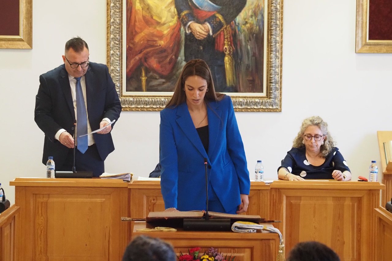 Milagros Romero firmando en el pleno de investidura
