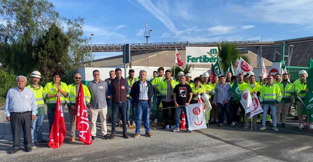 Concentración a las puertas de Fertiberia (Foto: M. Lozano)