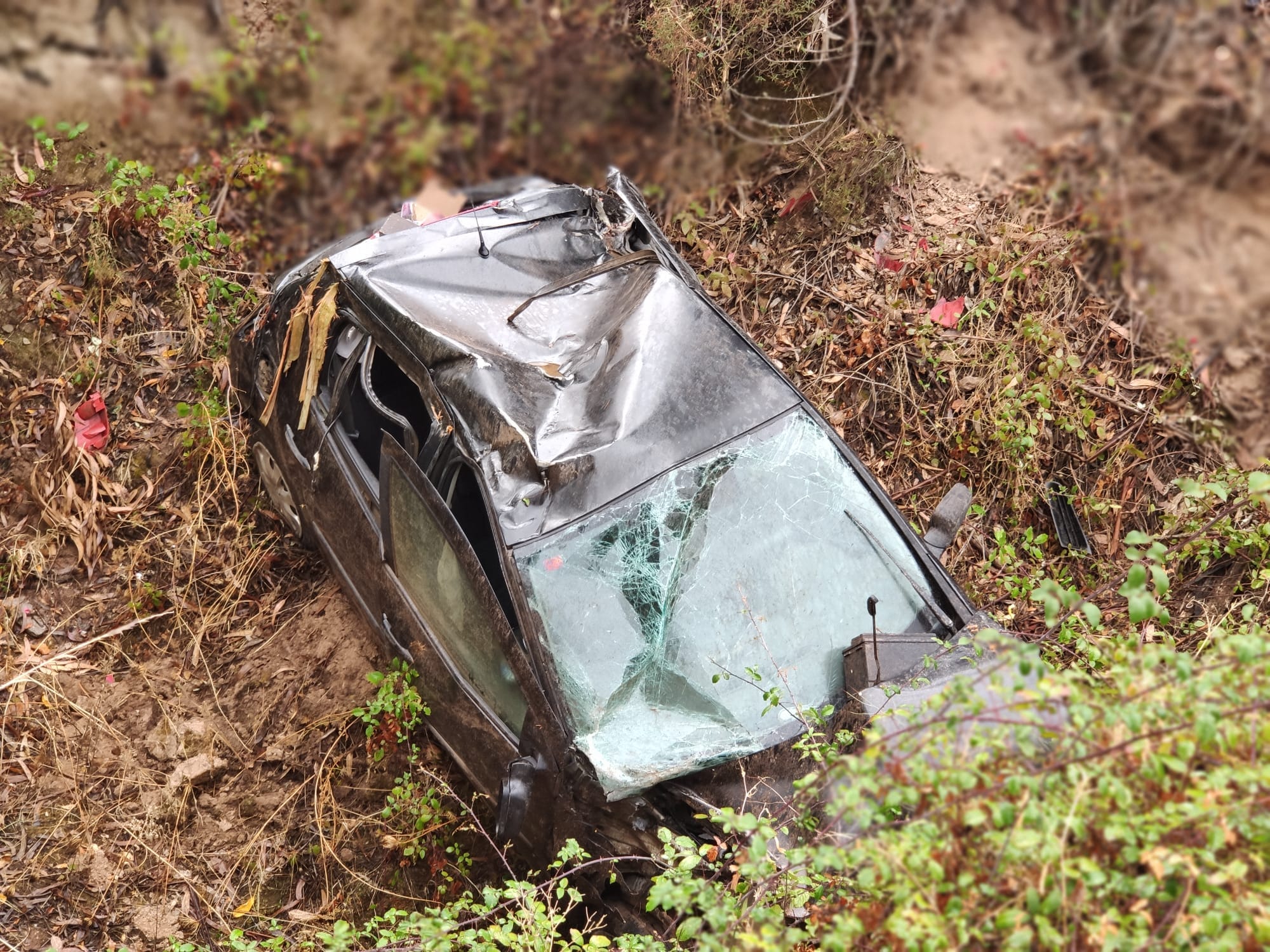 El coche cayó por un barranco en Higuera de la Sierra