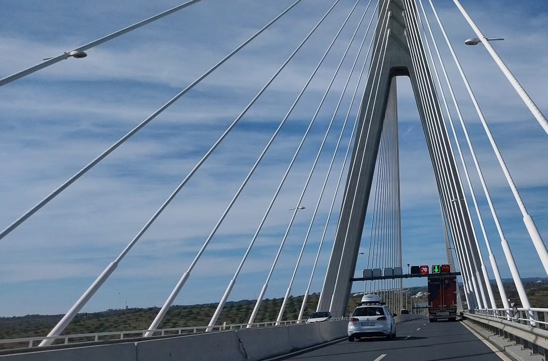 Puente internacional sobre el Guadiana