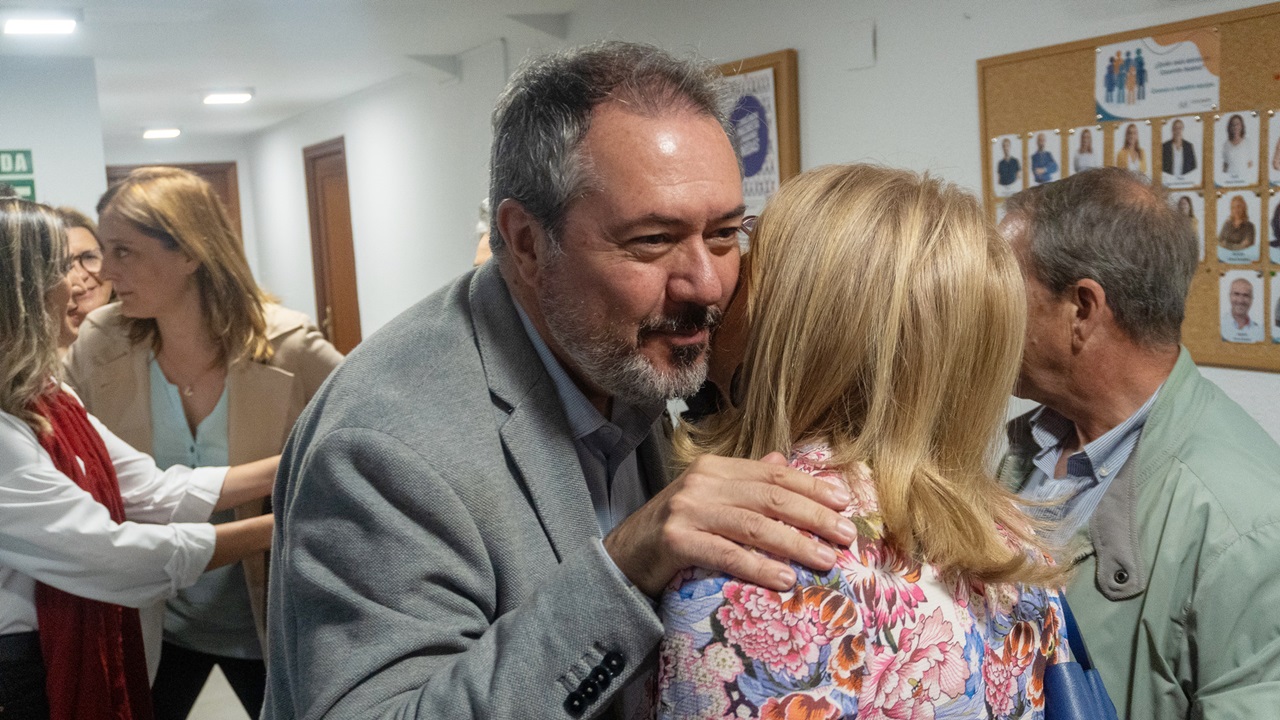 Espadas besa tras una reunión en Huelva
