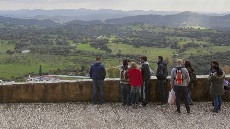 Turistas en Aracena. Foto de archivo