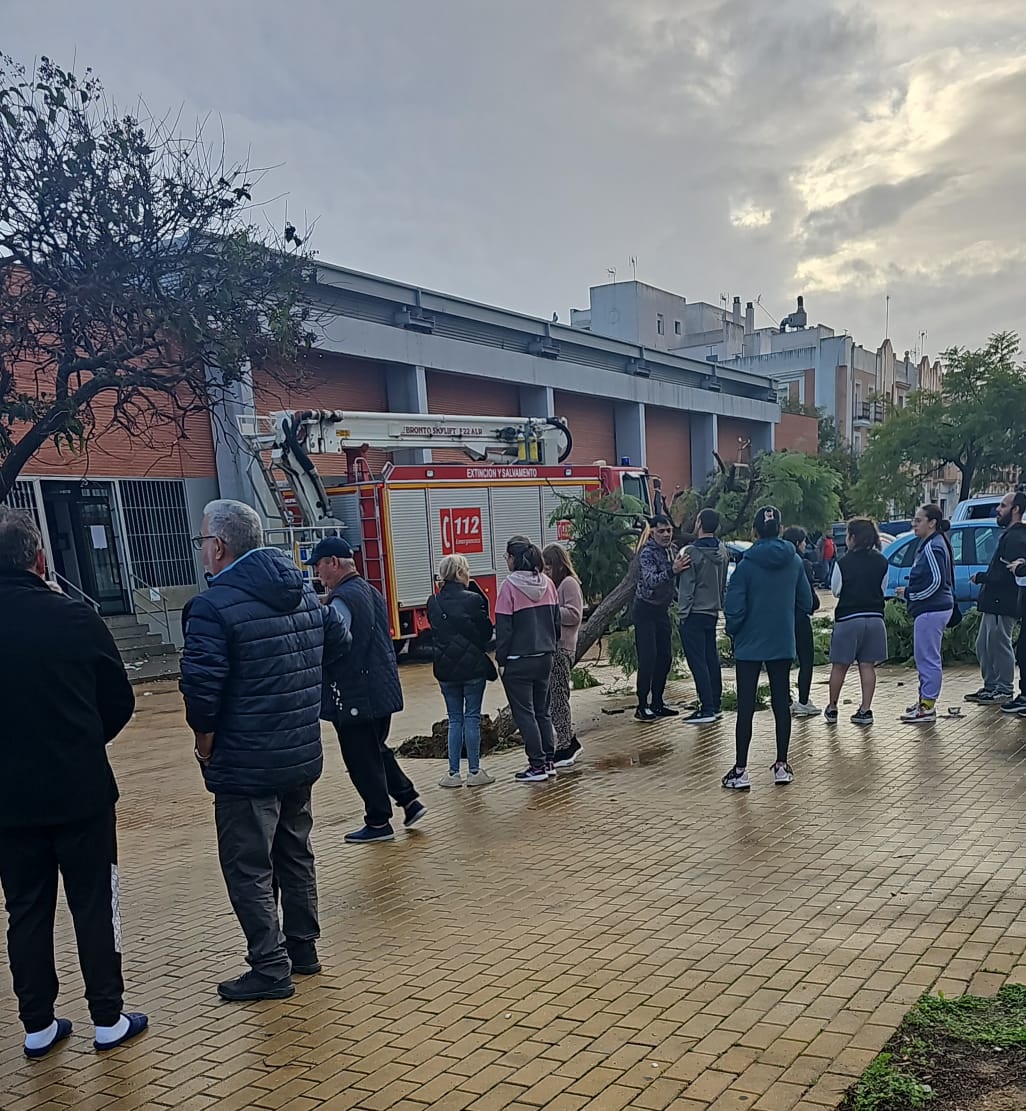 Vecinos y el 061 junto a la piscina municipal de Isla Cristina